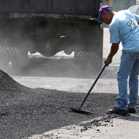 Alcaldía inició asfaltado en 10 zonas de Valencia
