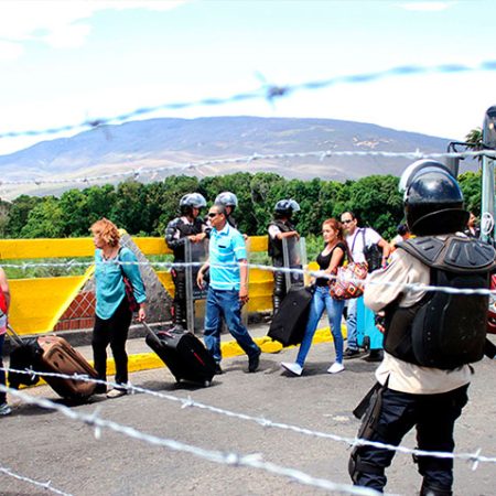 Venezolanos deberán pagar 40 dólares para entrar a Colombia