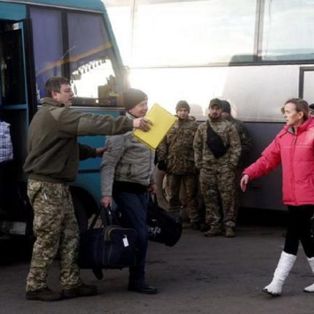 El primer intercambio de prisioneros, en el checkpoint de la ciudad de Gorlivka. (Foto AFP)