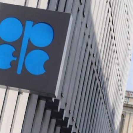 La OPEP y su aliados, entre ellos Rusia, celebrarán su próxima reunión ministerial el próximo 4 de enero para analizar la situación del mercado, informó este lunes la organización petrolera con sede en Viena.