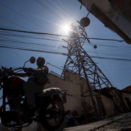 Reuters: Apagones golpean Venezuela, cortando el aire acondicionado durante una ola de calor