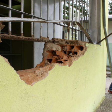 El boquete hecho por presuntos delincuentes en la cantina. (Foto: Rafael Freítes)