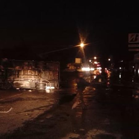 9 lesionados leves al chocar y volcar buseta en la avenida Lara
