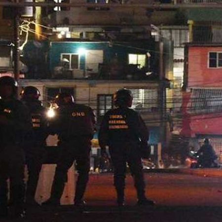Vecinos de Petare son reprimidos por GNB al protestar por falta de agua