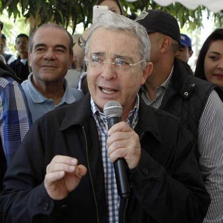 Uribe critica a Gobiernos de países que acompañaron firma de la paz