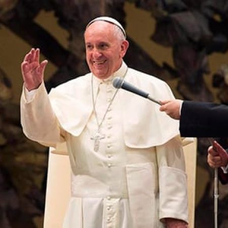 El papa continúa todas sus actividades a pesar de la gripe