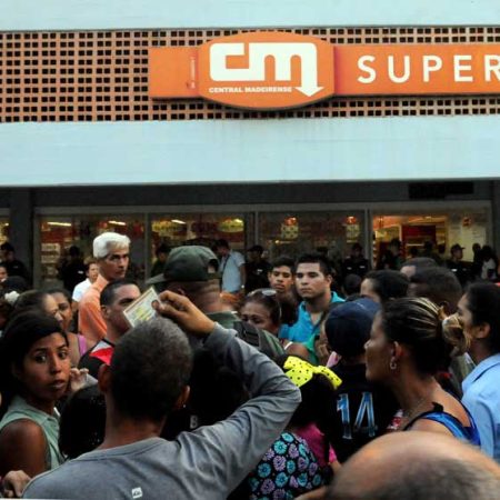 Valencianos desesperados por comida en supermercado de La Isabelica