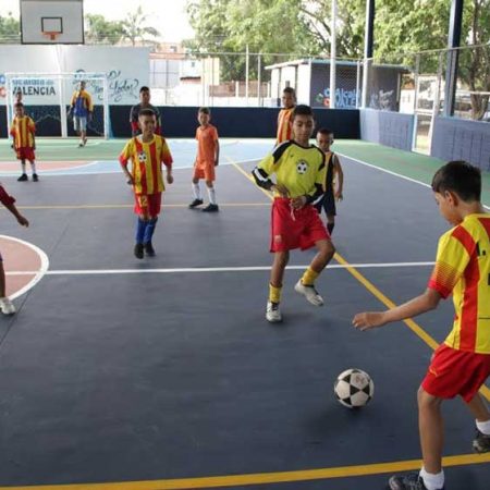 Vecinos de Miguel Peña ya disfrutan de cancha de La Castrera
