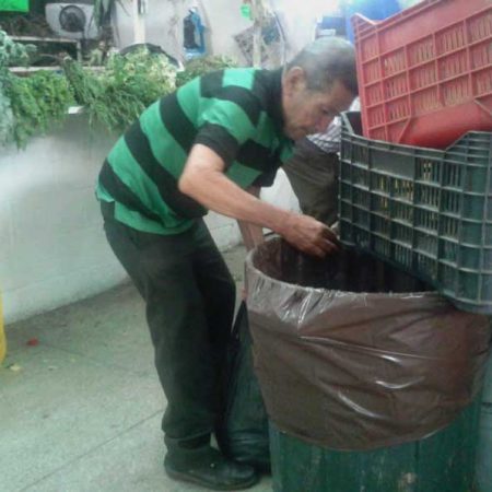La crisis lleva a mucha gente a pedir en los mercados