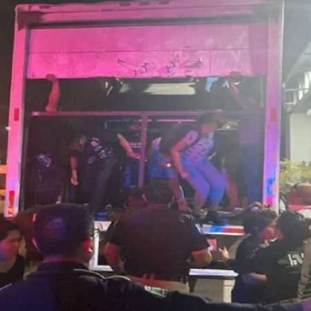 Migrantes hacinados en camión en México. (Foto 800Noticias)
