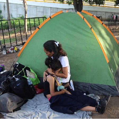 una niña venezolana de 9 años varada en la frontera sur de México/ Foto Hola News