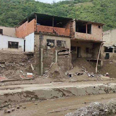Varios heridos y cuantiosos daños materiales dejan inundaciones en Mérida y Aragua