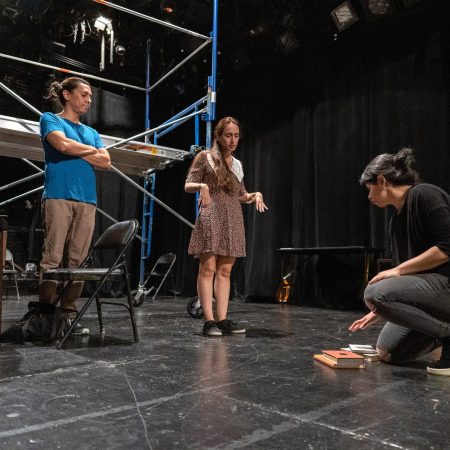 La directora de la obra teatral "Eva Luna", Estefanía Fadul dirige a los actores Fernando Vieira y Andrea Velasco (EFE/ Ángel Colmenares)