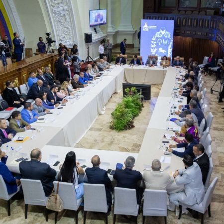 Venezuela construye un calendario electoral sin participación de la oposición mayoritaria