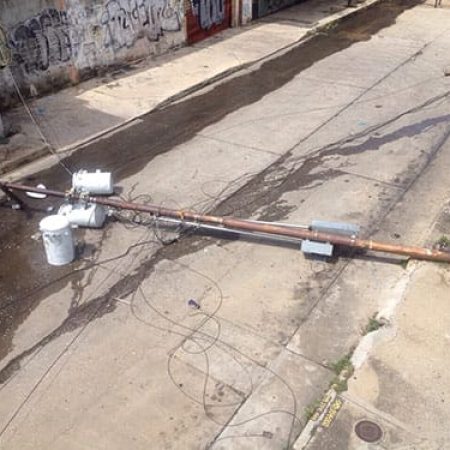 Seis días sin luz por caída de dos postes eléctricos en calle Granadillo