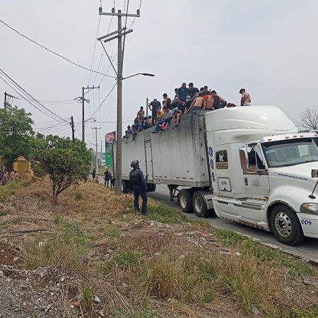 Hallados 310 migrantes que viajaban hacinados en caja de tráiler en México