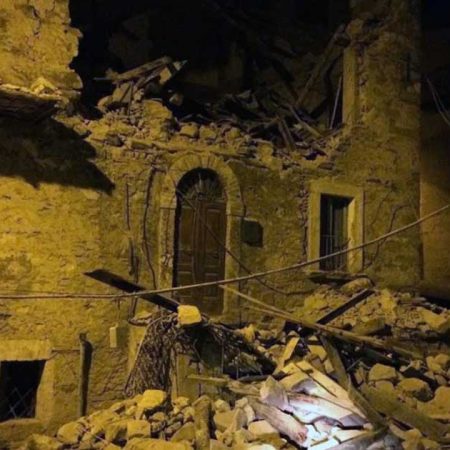Sismo destruyó la mitad de Amatrice Italia y hay gente bajo los escombros
