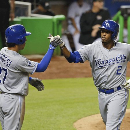 Escobar guió a Kansas City con su tercer jonrón y par de impulsadas