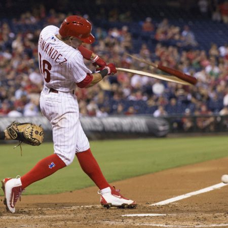 Hernández sonó triple y anotó dos para apoyar a los Filis