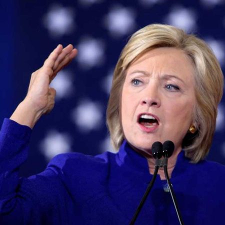 Clinton culpa a las armas de la muerte de negros y Trump pide ley y orden