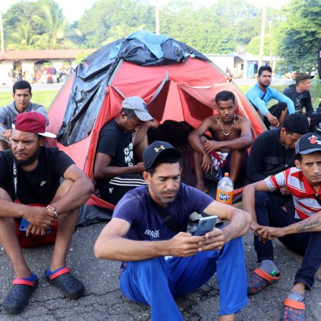 Caravana de 4 mil migrantes se instala a las afueras de aduana en el sur de México