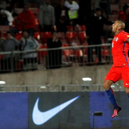 De la mano de Vidal, Chile derrotó a Perú y tomó aire