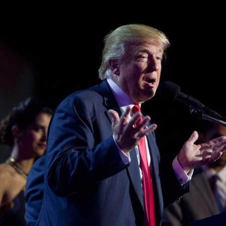 Trump insiste en que habrá fraude electoral; Clinton mantiene silencio