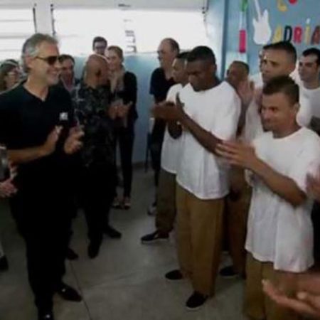 Andrea Bocelli canta junto a un coro formado por presos brasileños