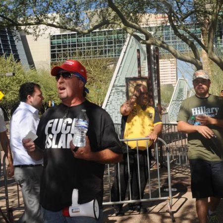 Manifestaciones a favor y en contra de Trump antes de un mitin en Arizona
