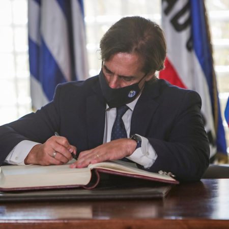 Presidente uruguayo atiende zona occidental devastada por incendios