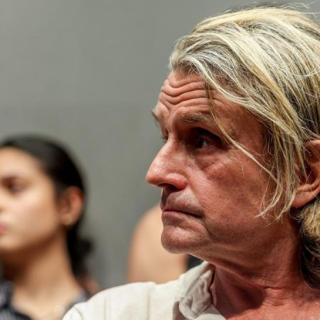 El compositor Nacho Cano quedó en libertad provisional después de declarar ante la Policía por la supuesta contratación ilegal de inmigrantes