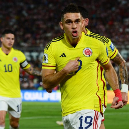 AMDEP3499. ASUNCIÓN (PARAGUAY), 21/11/2023.- Rafael Santos Borré de Colombia celebra un gol hoy, en un partido de las Eliminatorias Sudamericanas para la Copa Mundo de Fútbol 2026 entre Paraguay y Colombia en el estadio Defensores del Chaco en Asunción (Paraguay). EFE/ Daniel Piris