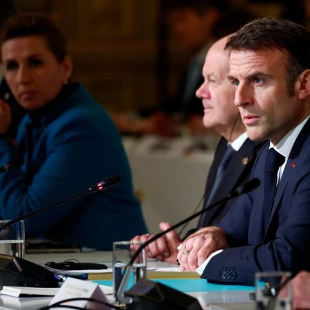 Macron no excluye envío de tropas a Ucrania y pide "una economía de guerra" contra Rusia