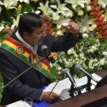 Abucheos, silbidos y empujones empañan el informe de Arce en el Parlamento