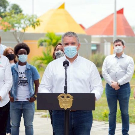 El presidente colombiano, Iván Duque, prometió este sábado en Cali, donde fueron asesinados cinco jóvenes el pasado 11 de agosto, contundencia contra el crimen organizado y celeridad en las investigaciones de las masacres perpetradas en la última semana en el país. EFE