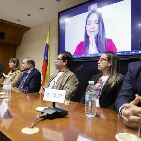 Los líderes María Corina Machado y Edmundo González Urrutia se reunieron este miércoles con la mayor coalición opositora de Venezuela, la Plataforma Unitaria Democrática (PUD), para evaluar la vía de diálogo que acordó el Parlamento y un grupo de opositores que formó parte del Legislativo en 2015