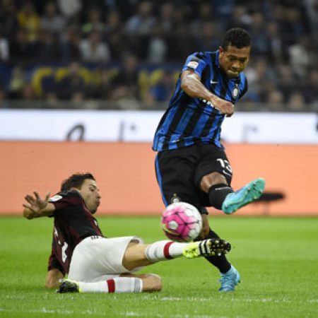 Inter único líder en Italia al ganar derbi milanés