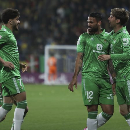 CÁDIZ, 09/02/2024.- El delantero brasileño del Real Betis Willian José (2d) celebra su gol durante el partido de Liga que enfrenta al Cádiz CF y al Real Betis Balompié hoy viernes en el estadio Nuevo Mirandilla. EFE/Román Ríos