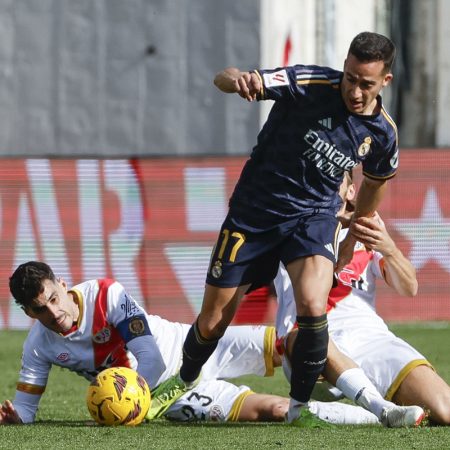 Madrid, 18/02/2024.- El defensa del Real Madrid Lucas Vázquez (c) disputa el balón con el centrocampista del Rayo Vallecano Óscar Valentín (i) durante el partido entre el Rayo Vallecano y el Real Madrid correspondiente a la jornada 25 de LaLiga, este domingo en el Estadio Vallecas en Madrid. EFE/ J.J.Guillén