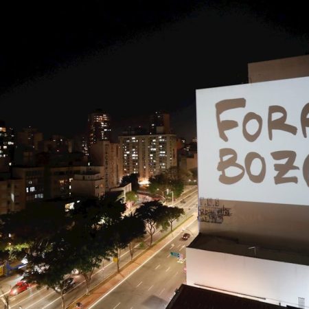Bolsonaro reivindica la economía frente a la pandemia entre fuertes cacerolazos
