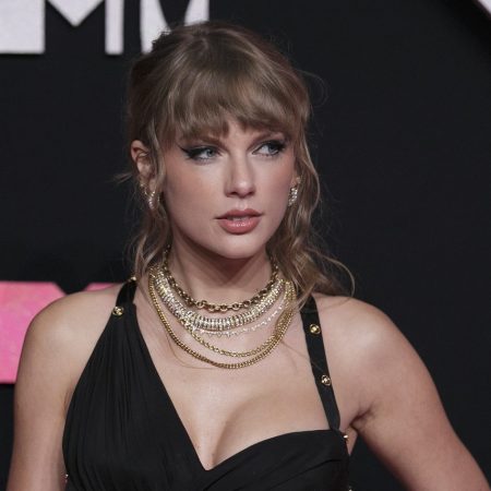 El cantante de loss Pet Shop Boys, Neil Tennant dijo que le fascinaba Taylor Swift pero desconocía por cuál canción será recordada