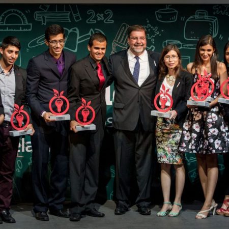 Marcelo Colavolpe posa junto a ganadores de la séptima edición del premio Odrebecht (Foto EFE)