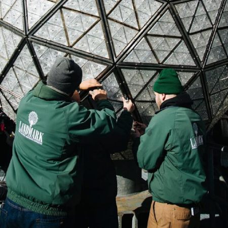 Trabajadores instalan los triángulos de cristal que componen la Bola de Times Square de fin de año. (Foto EFE)