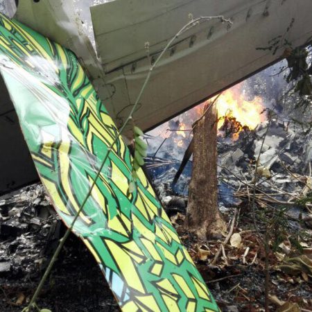 Una avioneta privada con 10 pasajeros y dos tripulantes abordo se estrelló hoy en la provincia de Guanacaste, Pacífico norte de Costa Rica, los cuerpos de socorro se han trasladado al lugar. EFE/ Cortesía Ministerio de Seguridad Pública/