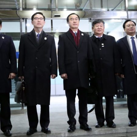 El ministro de Unificación de Corea del Sur y delegado en jefe, Cho Myoung-gyon (c), posa para una fotografía con delegados antes de partir a la aldea de la tregua de Panmunjom para asistir a las conversaciones intercoreanas de alto nivel hoy, martes 9 de enero de 2018, en Seúl (Corea del Sur). Corea del Norte y Corea del Sur se reunirán en el día para discutir la posible participación de Pyongyang en los Juegos Olímpicos de Invierno de PyeongChang en febrero. EFE/KIM CHUL-SOO