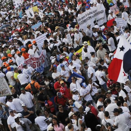 Vista general de la concentración contra la corrupción hoy, martes 09 de enero de 2018, en Ciudad Panamá (Panamá). Los panameños protestaron hoy masivamente contra la corrupción que, dijeron, carcome al país a todos los niveles y se manifiesta en casos tan diversos como los sobornos de Odebrecht o la muerte de una infante en una sala de urgencias de un hospital público. EFE