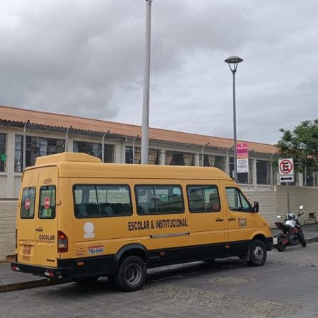 Gobierno de Ecuador suspende clases presenciales tras ola de violencia en el país