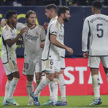 CÁDIZ, 26/11/2023.- El delantero brasileño del Real Madrid CF, Rodrygo Goes (i) celebra con sus compañeros el segundo gol para su equipo durante el partido de la jornada 14 de LaLiga que enfrenta al Cádiz CF y el Real Madrid hoy domingo en el Estadio Nuevo Mirandilla. EFE/Román Ríos.