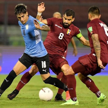 Tomás Rincón (c) de Venezuela disputa un balón con Facundo Torres de Uruguay. / Foto EFE
