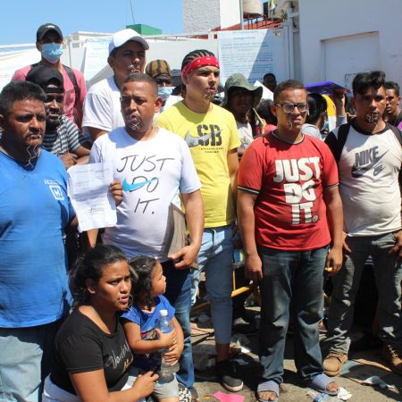 México reprueba que migrantes venezolanos se autolesionen para presionar por visas